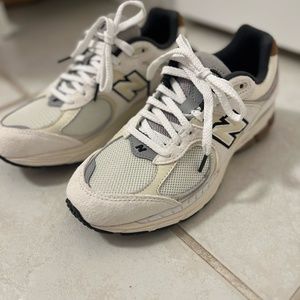 BRAND NEW & NEVER WORN New Balance 2002R sneaker